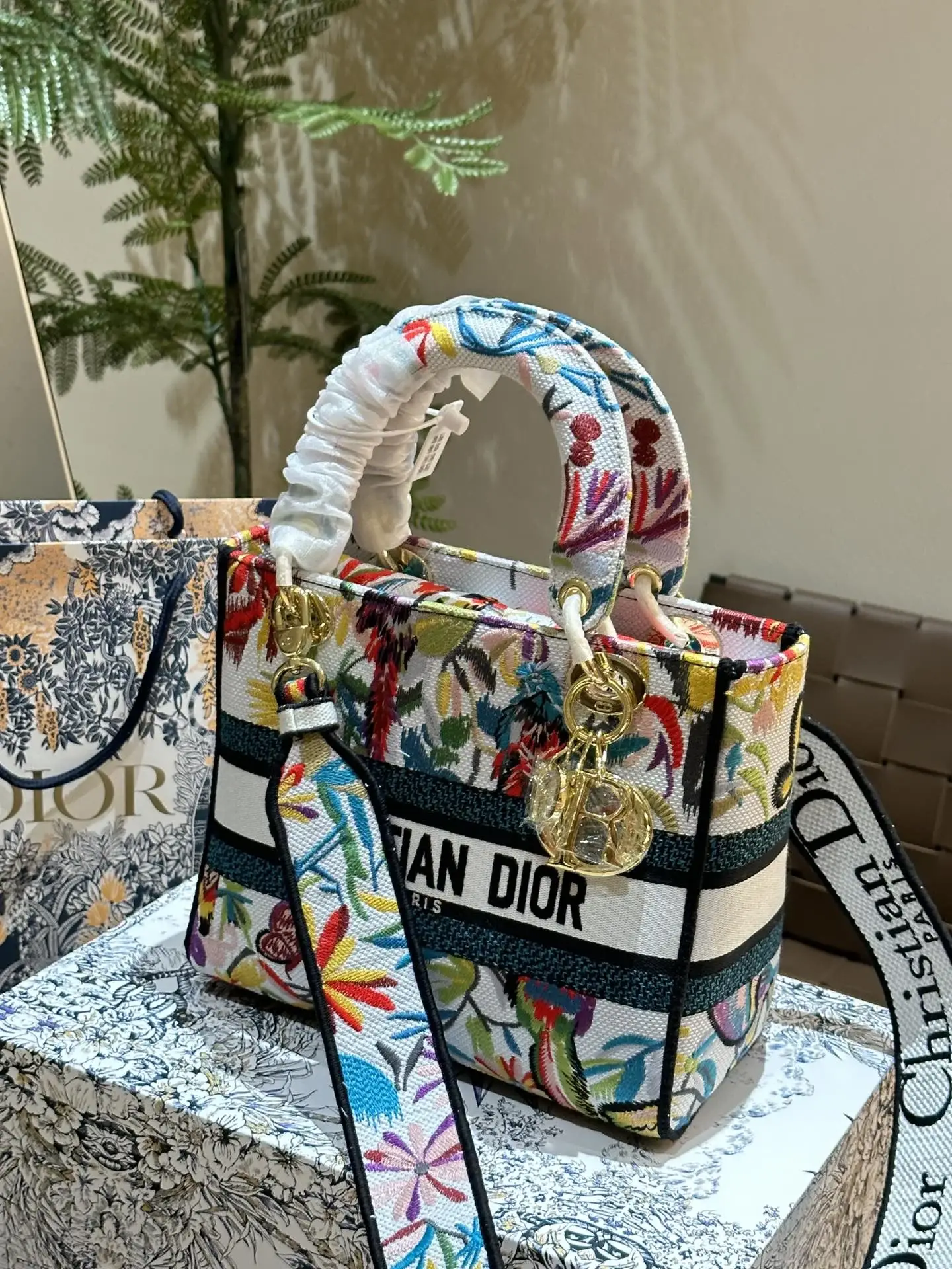 D lady bag size; 24 cm - image 4