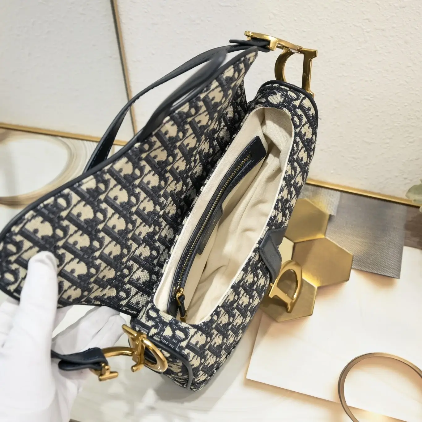 D saddle Be a classic with classics crossbody bag - image 3