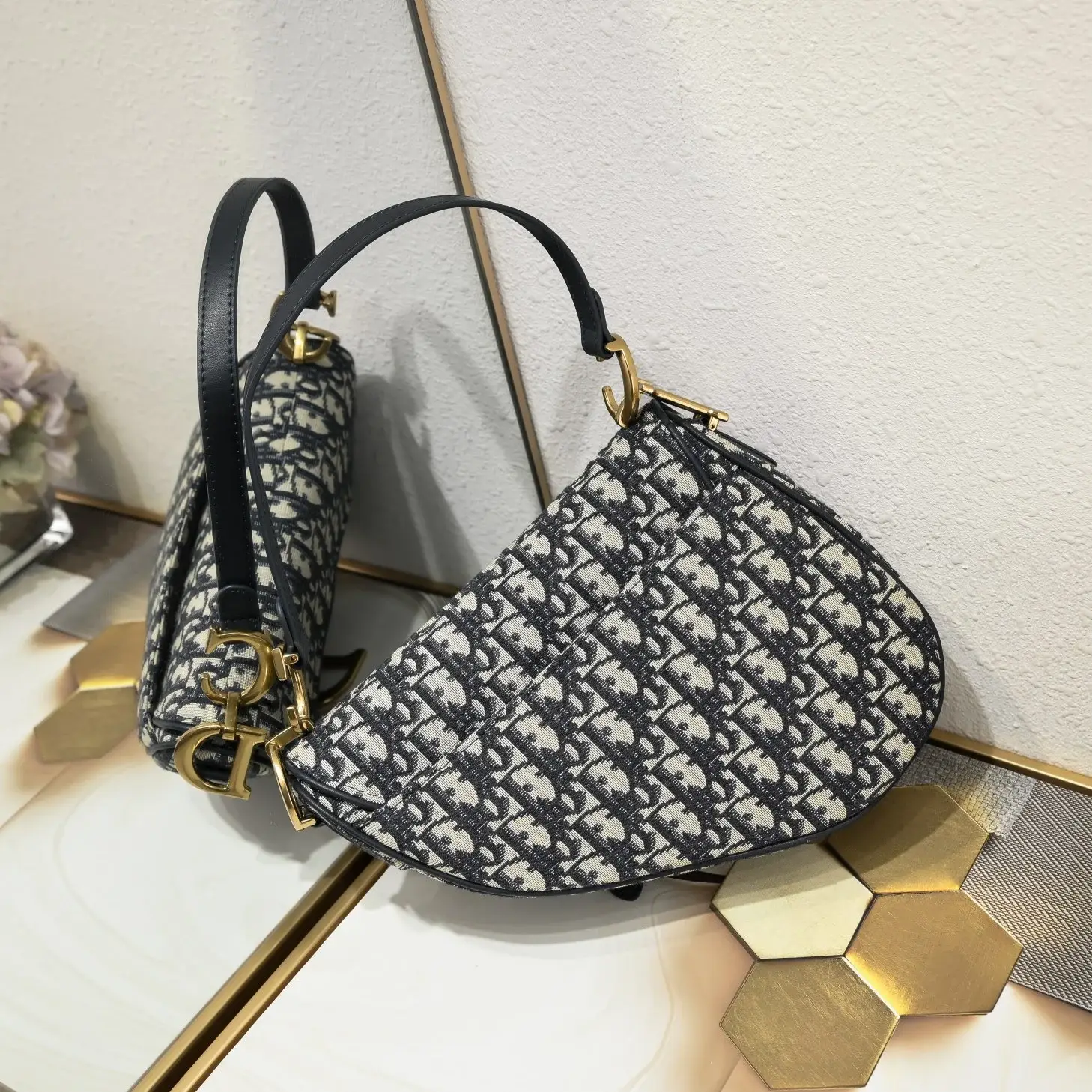 D saddle Be a classic with classics crossbody bag - image 4