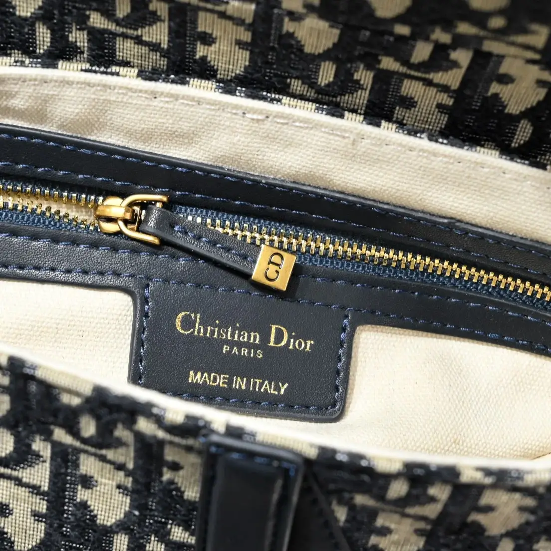 D saddle Be a classic with classics crossbody bag - image 5