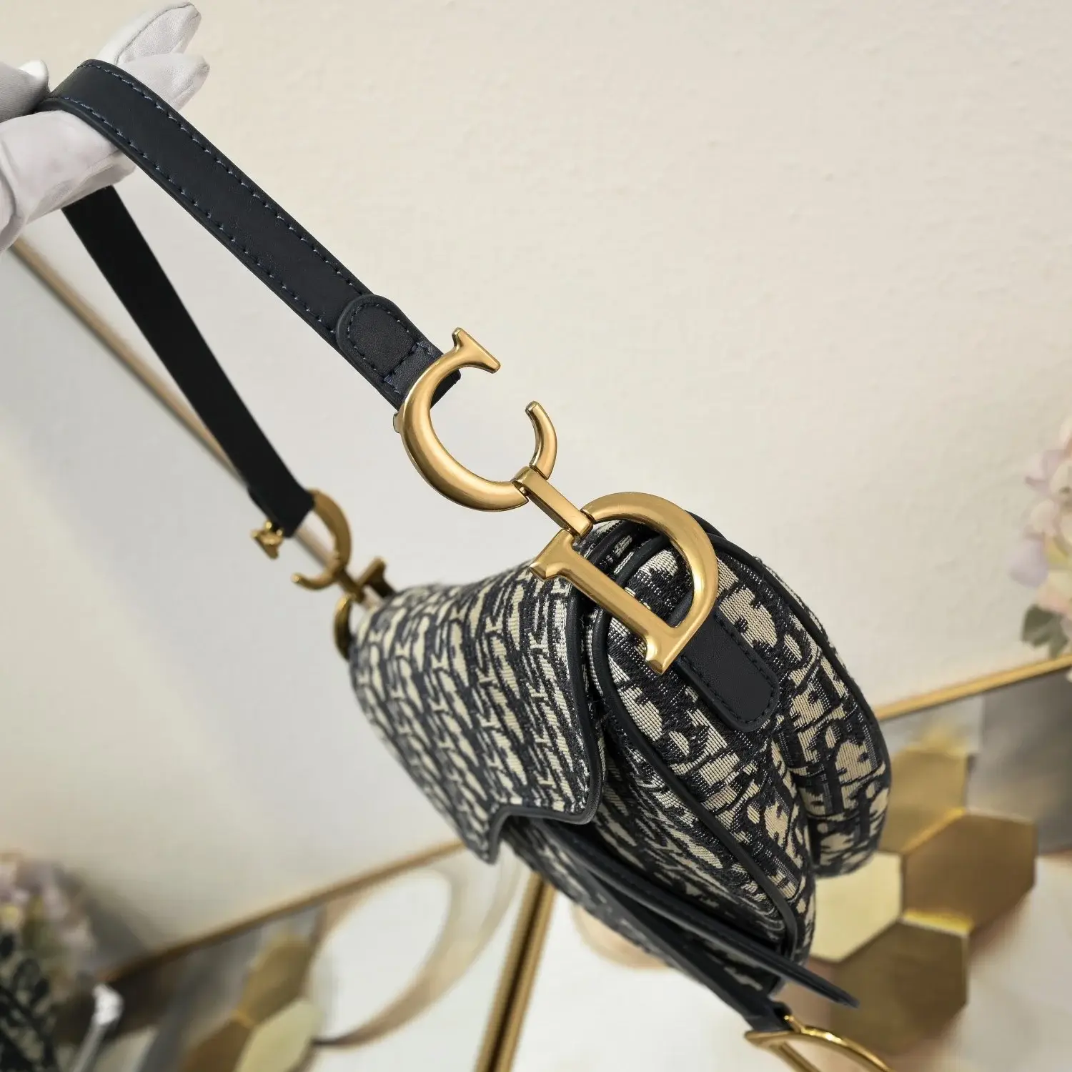 D saddle Be a classic with classics crossbody bag - image 6
