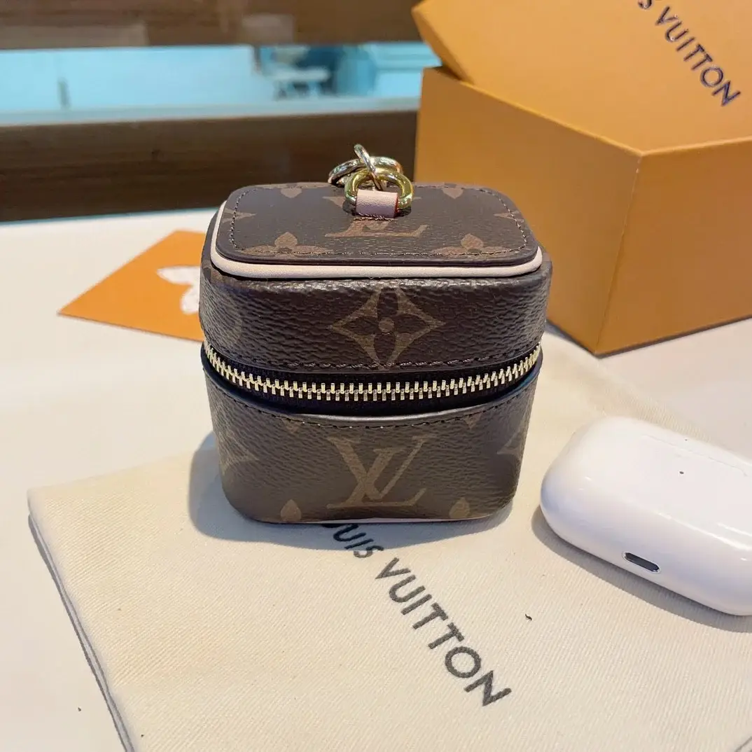 Louis Vanity Monogram new arrival wallet coin bag earphone bag - image 3