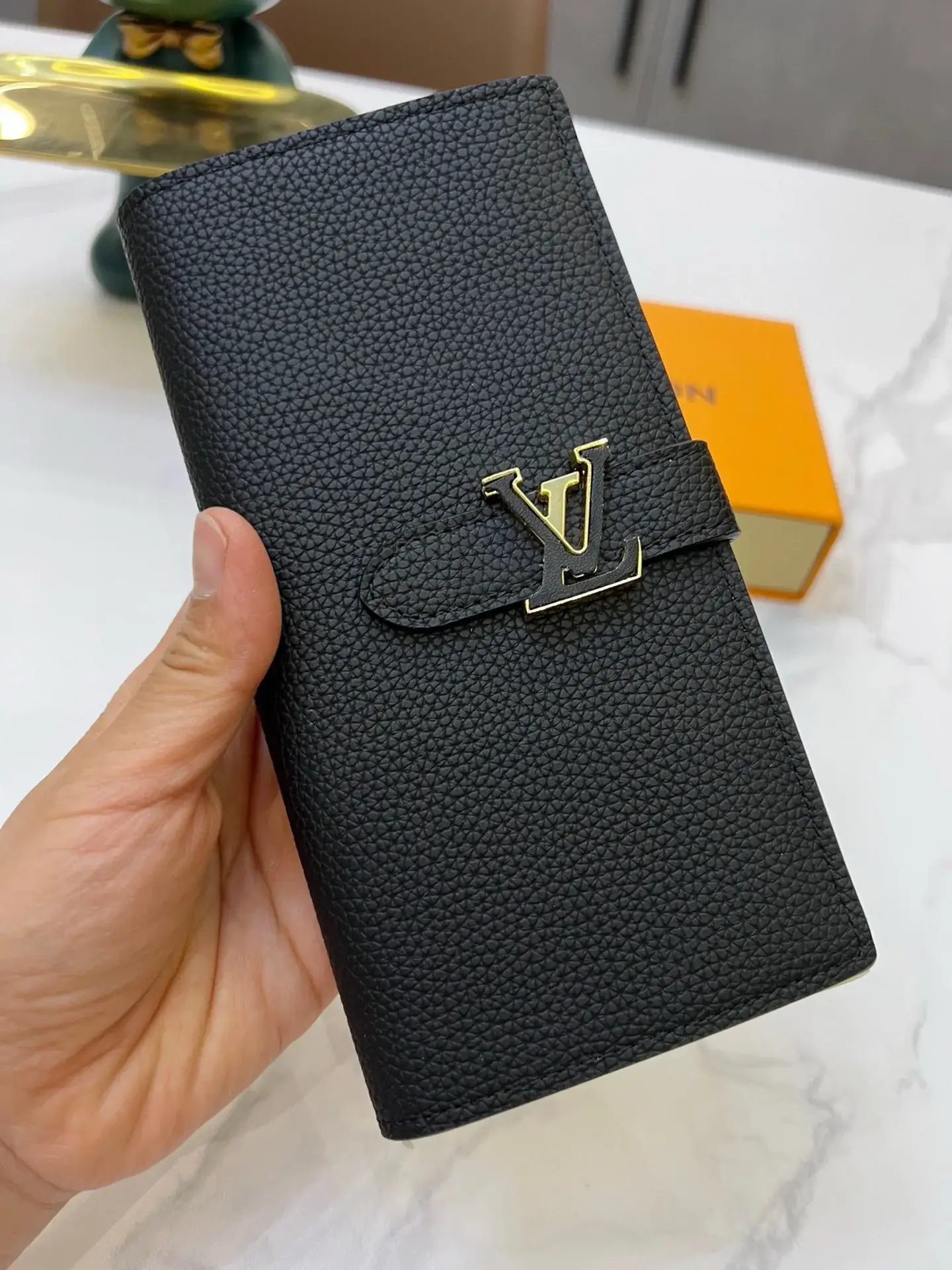 Louis new arrival Taurillon Capucines wallet size: 10*19*1.7cm - image 8