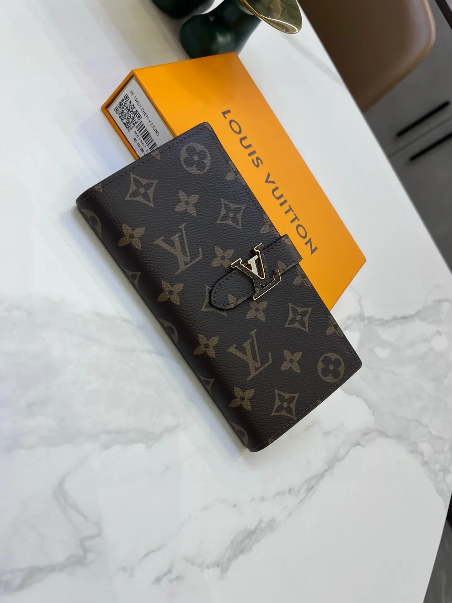 Louis new arrival Taurillon Capucines wallet size: 10*19*1.7cm - image 2