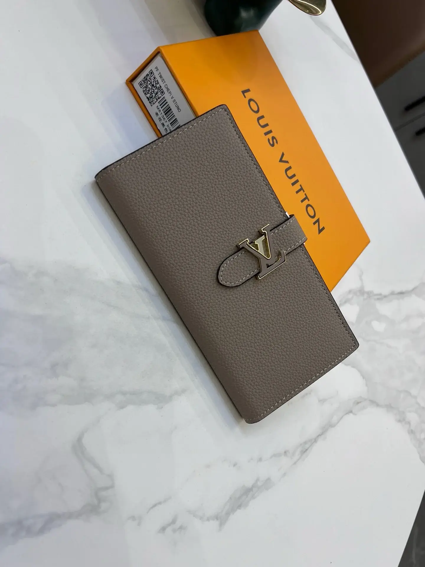 Louis new arrival Taurillon Capucines wallet size: 10*19*1.7cm - image 3