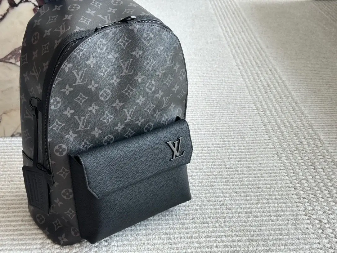 Louis new arrival men backpack bag 008 size :36*28cm - image 3