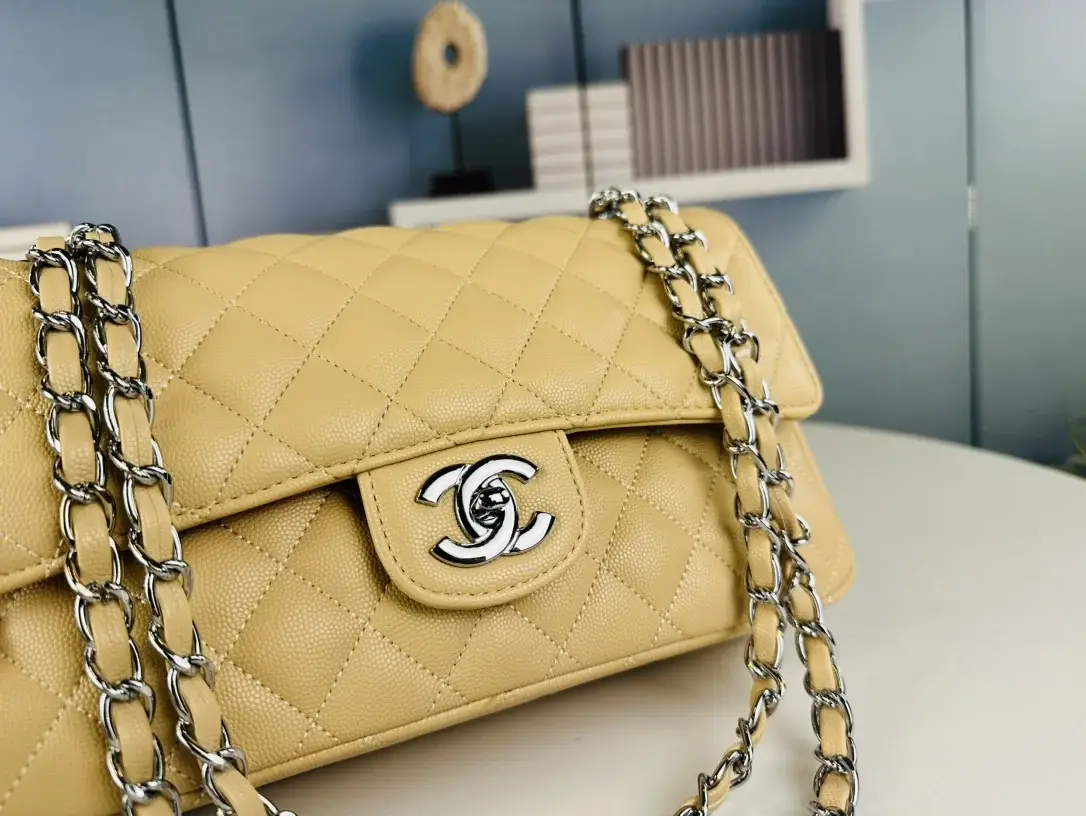 CC  Classic Flap caviar leather 25 cm - image 7