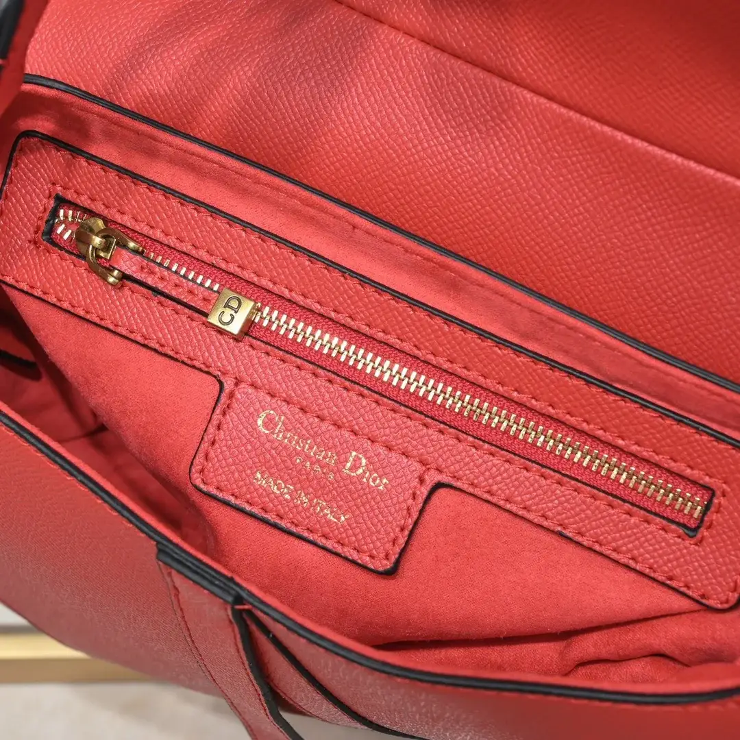 D saddle Be a classic with classics bag size: 25.5 x 20 x 6.5 cm - image 4