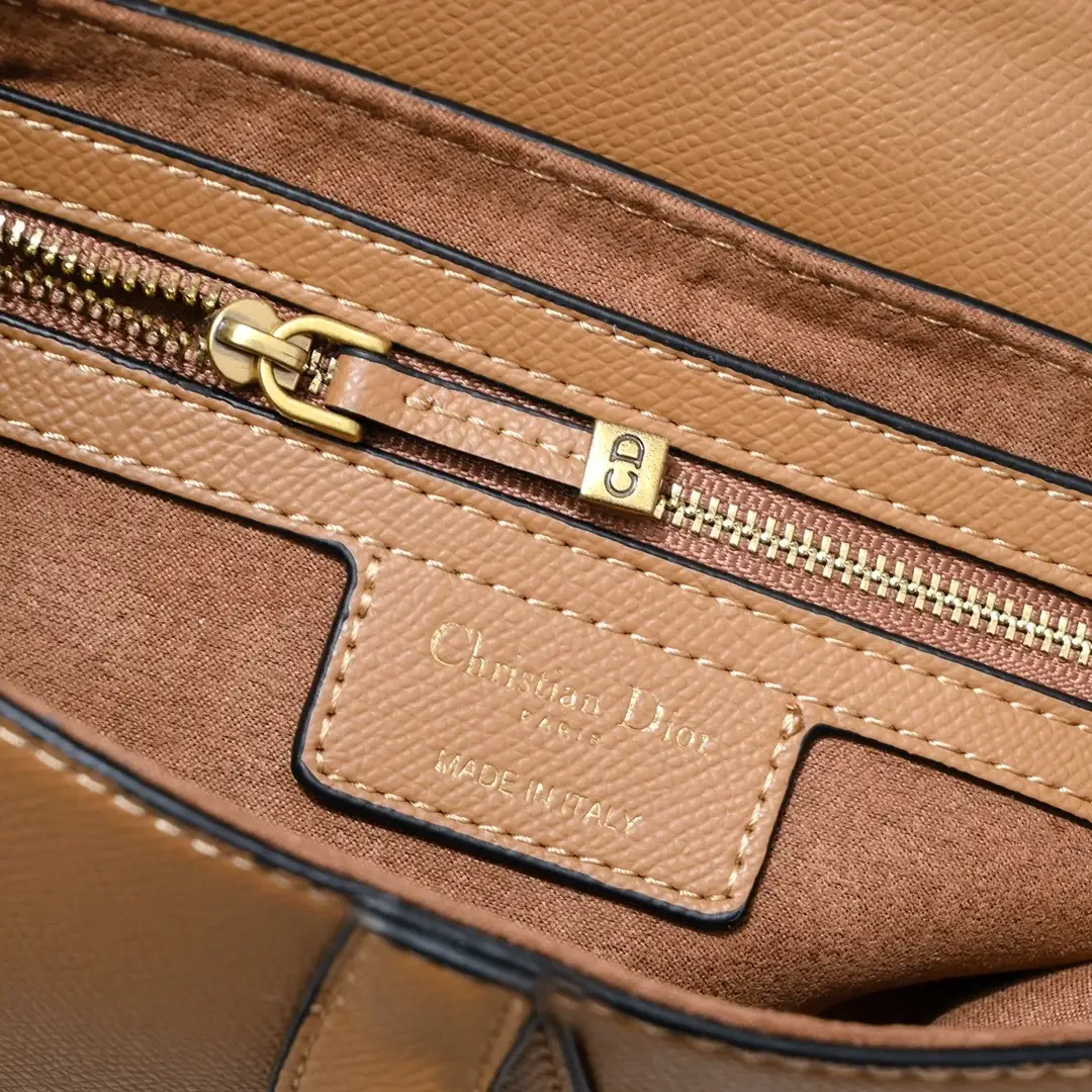 D saddle Be a classic with classics bag size: 25.5 x 20 x 6.5 cm - image 6
