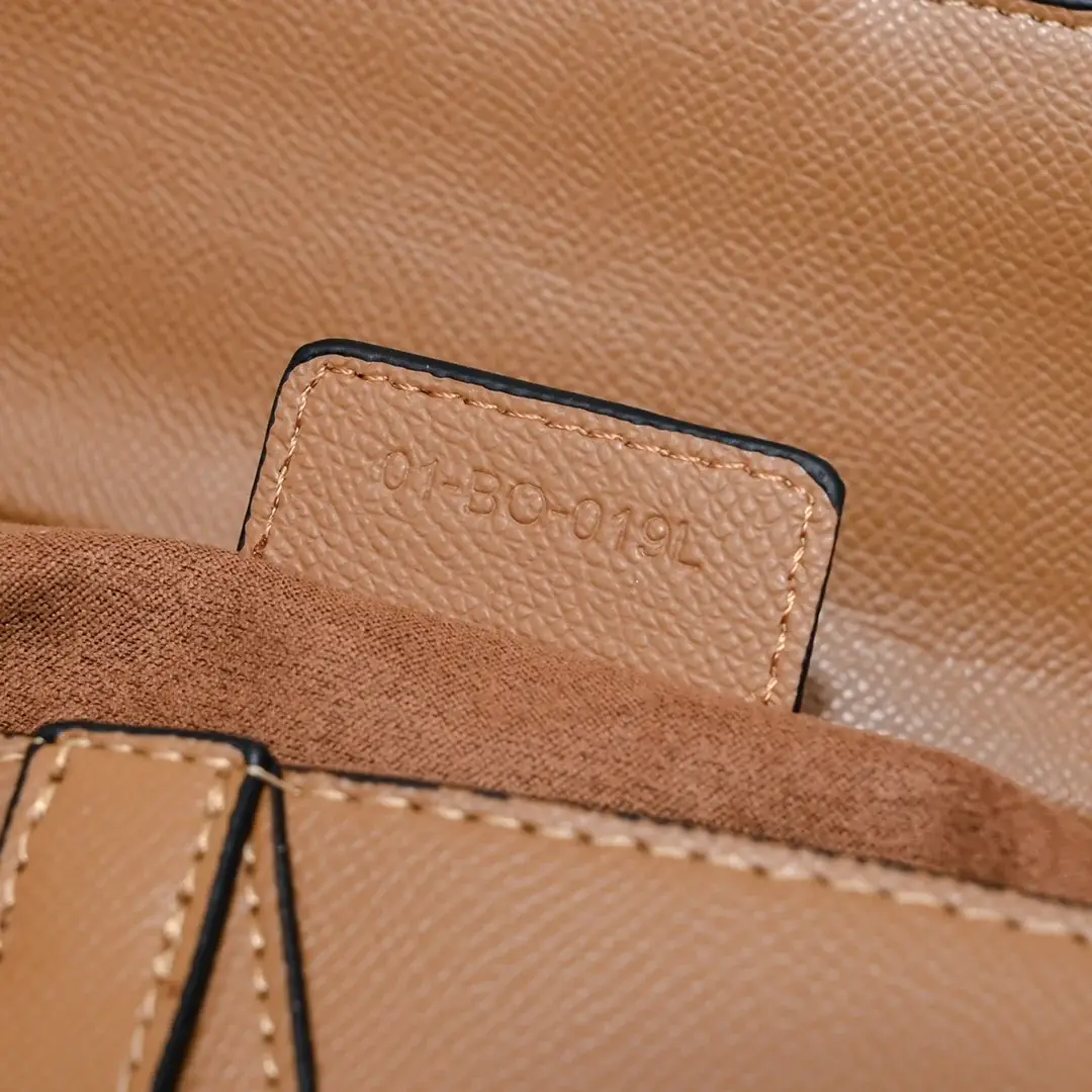D saddle Be a classic with classics bag size: 25.5 x 20 x 6.5 cm - image 9