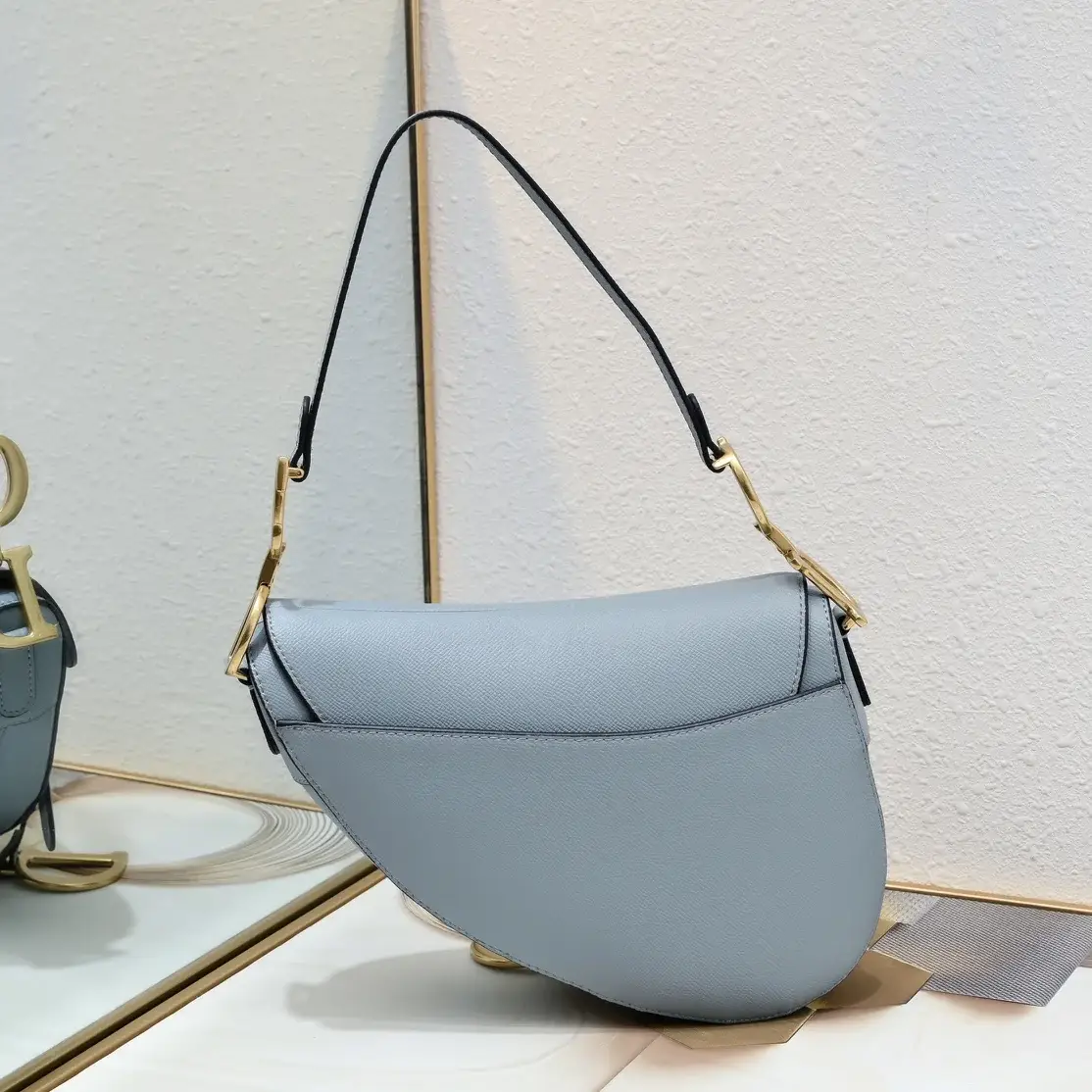 D saddle Be a classic with classics bag size: 25.5 x 20 x 6.5 cm - image 3