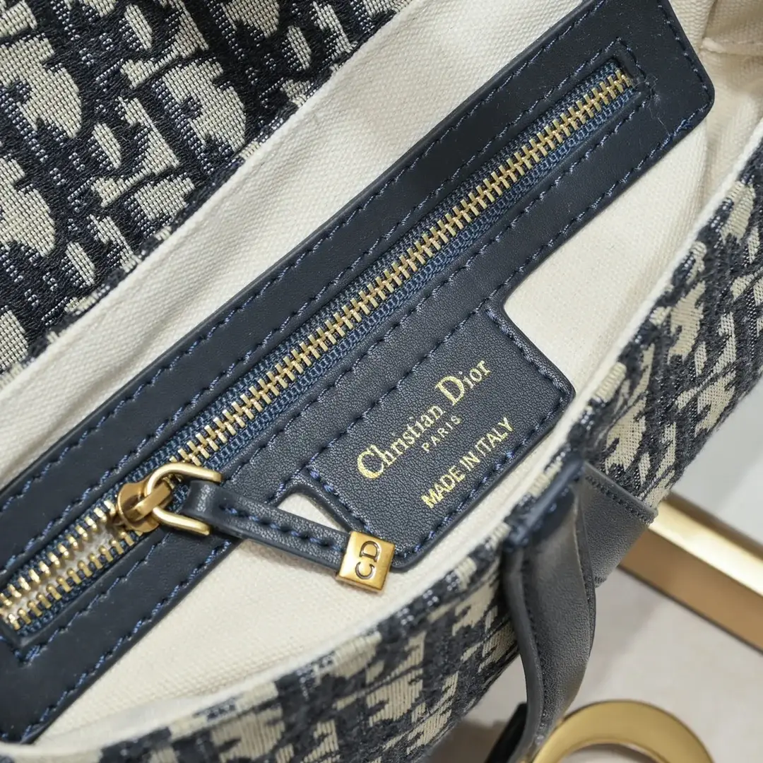 D saddle Be a classic with classics size: 25.5 x 20 x 6.5 cm - image 9