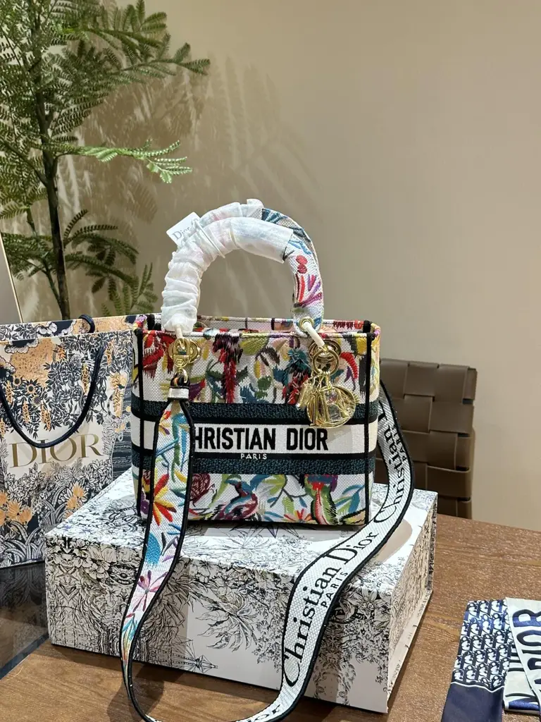 D lady bag size; 24 cm - image 1